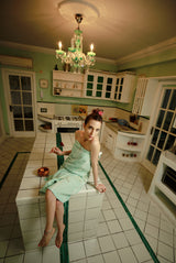 Frau isst in der Küche in aqua blau saunatuch fouta