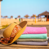 Set aus 4 gefalteten Strandtuch fouta mit Hut am Strand